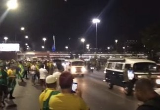 Manifestantes pró-Bolsonaro furam bloqueio e invadem Esplanada dos Ministérios em Brasília - VEJA VÍDEOS