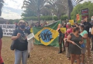 ESBANJANDO LUXO: MTST protesta em frente a mansão de Flávio Bolsonaro no Lago Sul