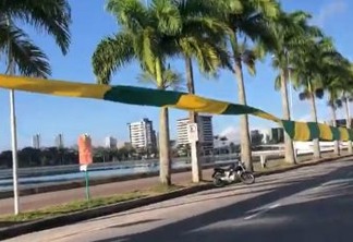 Apoiadores de Bolsonaro erguem bandeira verde e amarela de 3 mil metros no Açude Velho