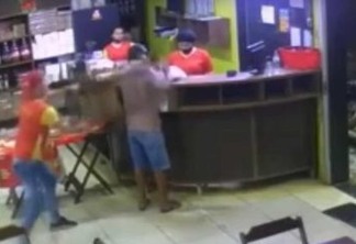 Empregado dá cadeirada em ladrão e é eleito ‘funcionário do mês’ após impedir roubo - VEJA VÍDEO
