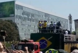 Bolsonaro ameaça Fux e Moraes: “Ou se enquadra ou pede para sair” - VEJA VÍDEO