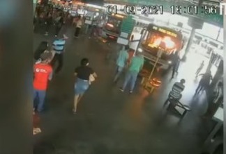 Câmera de segurança flagra mulher atendo fogo em motorista de ônibus; suspeita diz que vítima zombou do seu mau hálito - VEJA VÍDEO