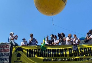 Manifestantes pedem pelo impeachment de Jair Bolsonaro durante protesto neste domingo