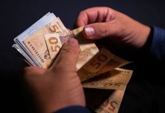 Governo atualiza previsão e salário mínimo pode chegar a R$ 1.200 em 2022
