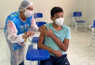 COVID: João Pessoa vacina adolescente 12+ com primeira dose e idosos 60+ com terceira dose