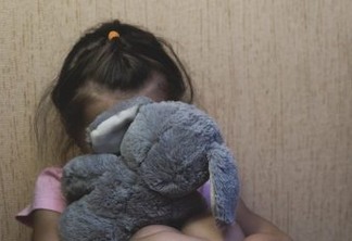 Mãe é presa após gravar e compartilhar vídeos pornográficos das filhas 4 e 11 anos de idade