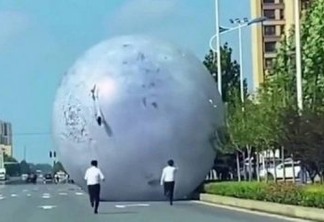 'Lua' fica fora de controle e escapa por avenida na China - VEJA VÍDEO