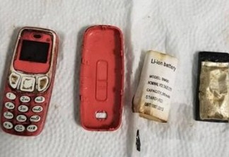 Homem passa por procedimento de emergência após engolir um celular Nokia antigo