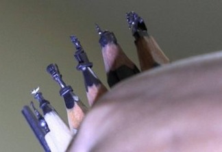 Artista transforma pontas de lápis em minúsculas esculturas de faraós