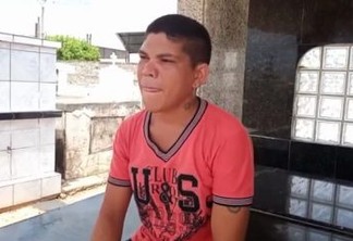 CORAGEM! Homem 'mora' em cemitério na Paraíba há cerca de 3 anos: 'a gente tem medo de quem tá vivo'