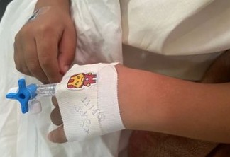 Criança agredida com caneta pela mãe recebe alta do hospital