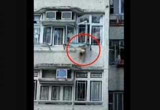 PERIGO! Vídeo mostra criança pendurada para fora de janela de apartamento na China