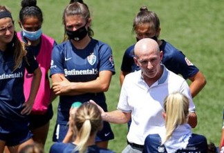 Time de futebol dos EUA demite técnico após acusações de assédio sexual a atletas