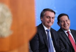 "NÃO HÁ ELEMENTOS SUFICIENTES": TSE forma maioria contra cassação da chapa Bolsonaro-Mourão