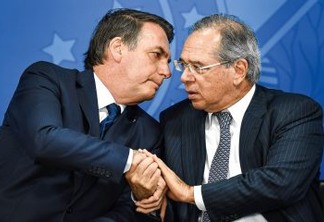 Bolsonaro diz que Paulo Guedes fica no governo, apesar da saída de membros de sua equipe