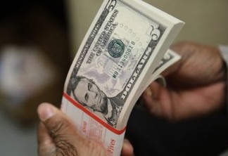 Dólar bate R$ 5,57 e bolsa cai com preocupação sobre gastos públicos