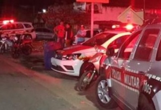 Homem sofre vários disparos de arma de fogo e morre em frente de casa, na zona rural da região de Patos
