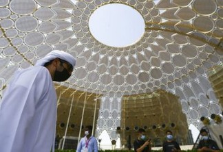 Os Emirados Árabes Unidos possuem regras rígidas de distanciamento social e uso de máscaras em locais públicos.