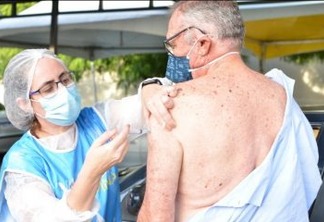 Campina Grande vacina com dose de reforço em idosos e trabalhadores da saúde nesta sexta-feira