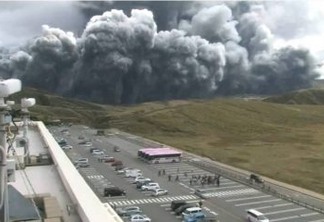 Vulcão Monte Aso entra erupção no Japão e gera alerta no país