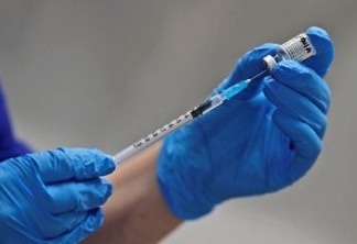 NOVA VERSÃO?! Pfizer começa a testar vacina específica contra a variante Ômicron