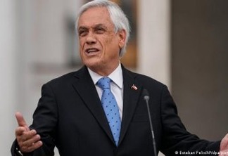 Deputado discursa por 15 horas para aguardar colega que deu voto decisivo em impeachment de Piñera, presidente do Chile