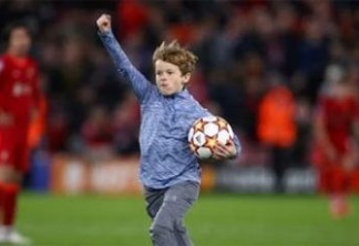 Criança invade jogo da Champions, faz a festa e “rouba” bola; assista