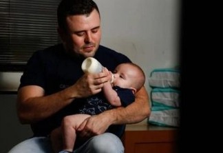 Pai solo gay, médico da Marinha sofre ataques após mostrar luta para cuidar do bebê - VEJA VÍDEO 