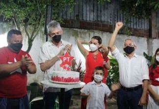 Com direito a bolo temático, integrantes do PT estadual fazem supresa no aniversário de Ricardo Coutinho: "momento único"