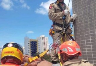 Homem cai de cobertura de prédio e é resgatado através de rapel por bombeiros, em João Pessoa