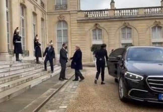 PRESTÍGIO: Ex-presidente Lula é recebido pelo presidente da França, Emmanuel Macron, no Palácio do Elysée