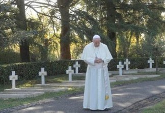 Papa celebra missa em cemitério militar e faz apelo aos fabricantes de armas: 'Parem!'
