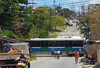 Vagão de VLT descarrilha em João Pessoa e interrompe trânsito trânsito em rua da Capital