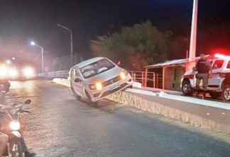 SUSTO: Ex-prefeito perde controle de veículo e se envolve em acidente de trânsito; carro ficou preso no canteiro central