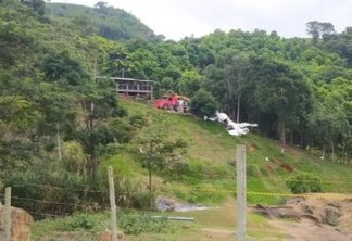 Puxado por guindaste, avião que caiu com Marília Mendonça será tirado de área rural e levado para aeroporto