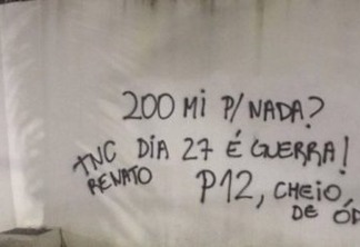Pressão em Renato Gaúcho aumenta e torcida picha muro: "200 milhões para nada?"