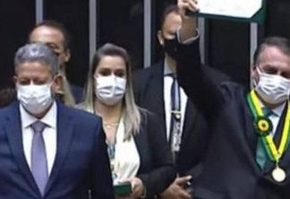 Bolsonaro recebe medalha da Câmara sob aplausos, vaias e gritos de 'genocida' e 'mito'