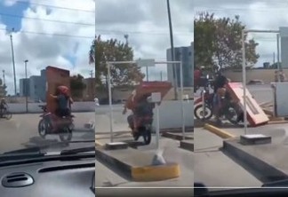 O FRETE TÁ CARO?! Mulher tenta levar TV na garupa da moto e viraliza na web - VEJA VÍDEO