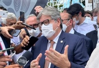 João Azevêdo diz que possível aliança com Romero não será "pelo nome" e reitera permanência do MDB na base: "Estará até quando ele desejar"