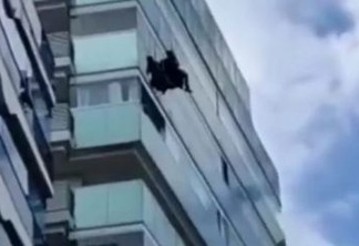 Homem fica preso em parapente no topo de um prédio