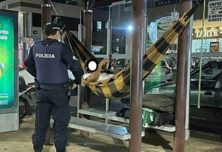 Homem foragido da Justiça da Paraíba é preso após armar rede em ponto de ônibus no DF