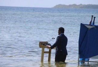 No mar, ministro de Tuvalu envia mensagem à COP26 alertando para riscos climáticos