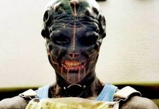Homem com o corpo todo tatuado amputa dedos para ficar mais parecido com 'alien'