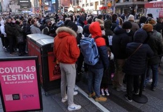 Foto: Pessoas fazem fila para realizarem teste de Covi-19 na Times Square, em Nova York 
