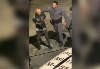 IMAGENS FORTES: Vídeo mostra homem sendo agredido por PM com tapa na cabeça e chute no corpo - ASSISTA