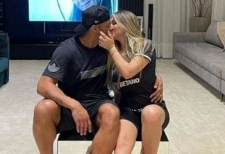 Hulk e Camila Ângelo posaram trocando beijos na sala de estar do casal
Imagem: Reprodução/Instagram