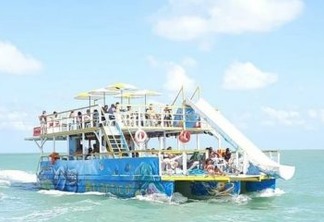 Catamarã envolvido em acidente saia da praia de Tambaú com destino às piscinas naturais do Seixas — Foto: Reprodução/redes sociais

