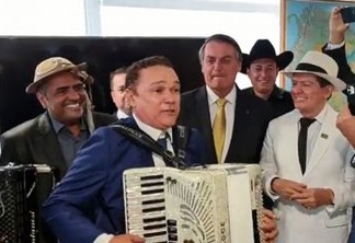 Ao lado de Bolsonaro forrozeiros paraibanos cantam: "É o melhor presidente da história do Brasil" - VEJA VÍDEO