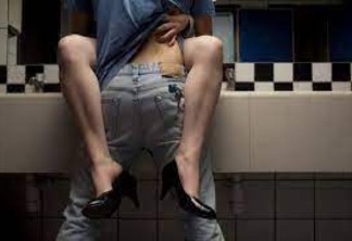 Mulher é presa após quebrar pia durante sexo em banheiro de restaurante