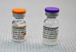 Frascos da vacina da Pfizer em versão pediátrica (laranja) e a partir dos 12 anos (roxa) - Foto: Tobias Schwarz/AFP